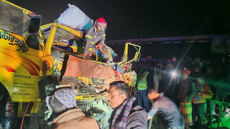 গাইবান্ধায় দাঁড়িয়ে থাকা ট্রাকে আরেক ট্রাকের ধাক্কা, নিহত ২