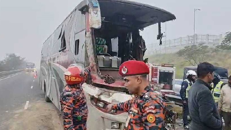 মুন্সীগঞ্জে ট্রাকের পেছনে বাসের ধাক্কা, নিহত ১ 