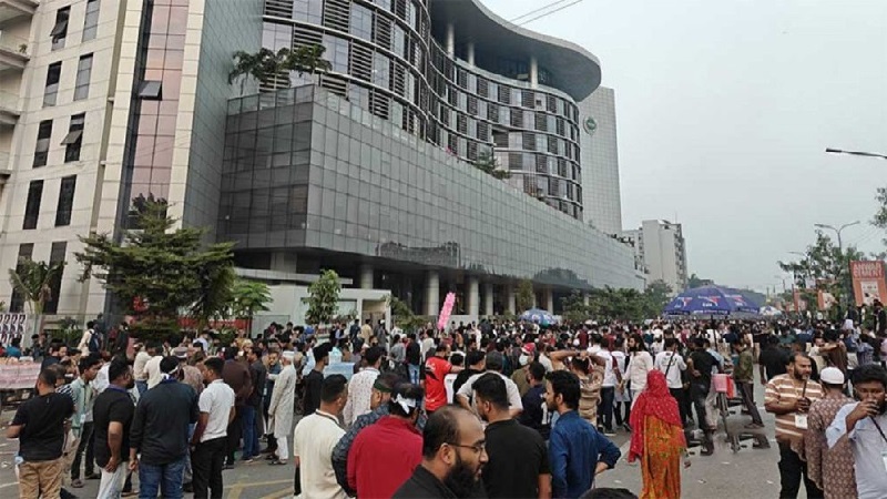 বিটিআরসি ভবনে বিক্ষোভকারীদের হামলা 
