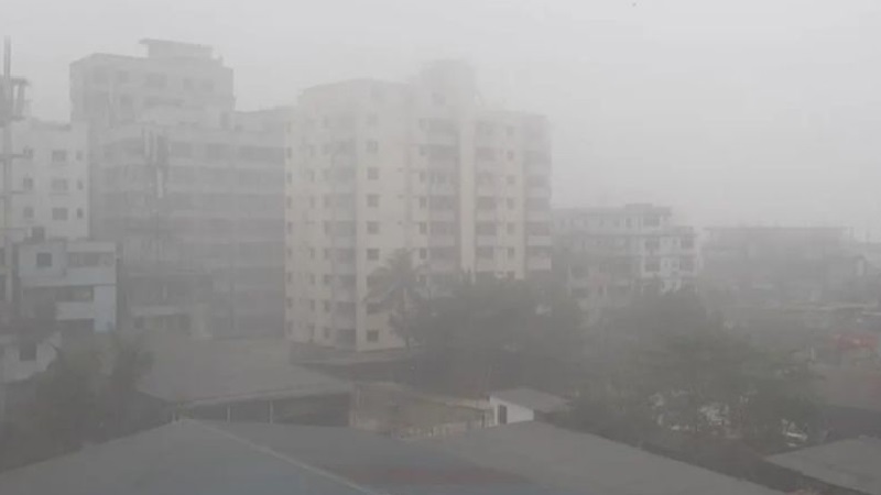 রাজধানীতে বৃষ্টির মত ঝরছে কুয়াশা