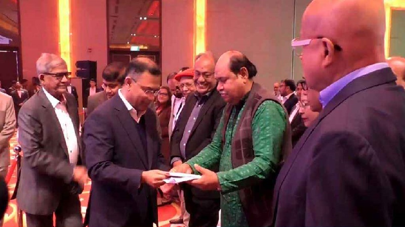 সাংবাদিকদের সঙ্গে তারেক রহমানের শুভেচ্ছা বিনিময়